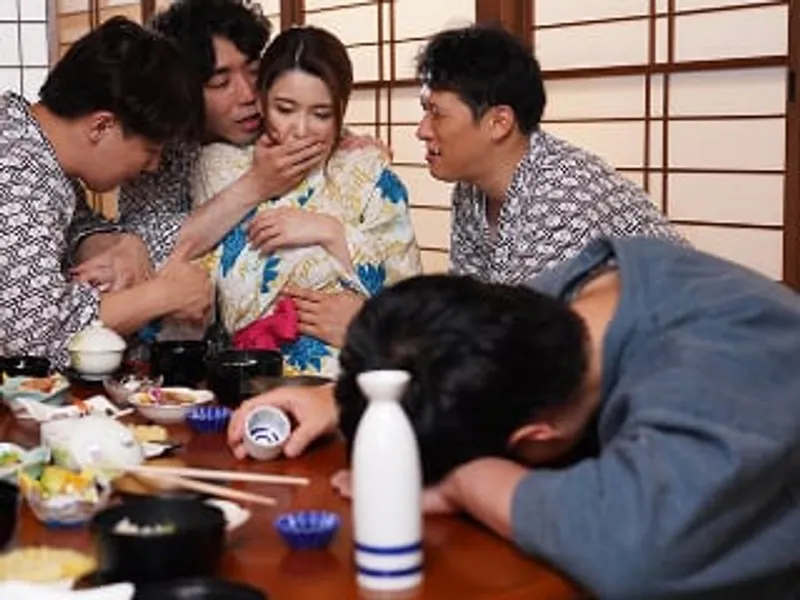 đưa cô vợ đi suối nước nóng, anh xã không biết vợ bị người khác xxx sấp mặt