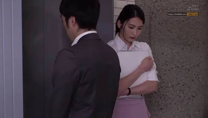Em thư ký buồn bã bị cấp trên bắt vào khách sạn phục vụ đối tác