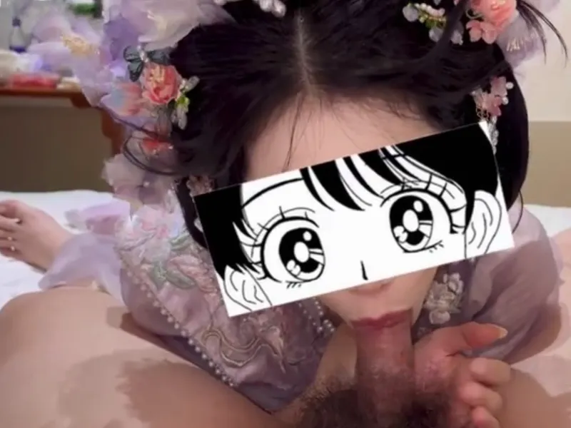 Gái xinh trong bộ đồ con búp bê liếm dương vật cực đã