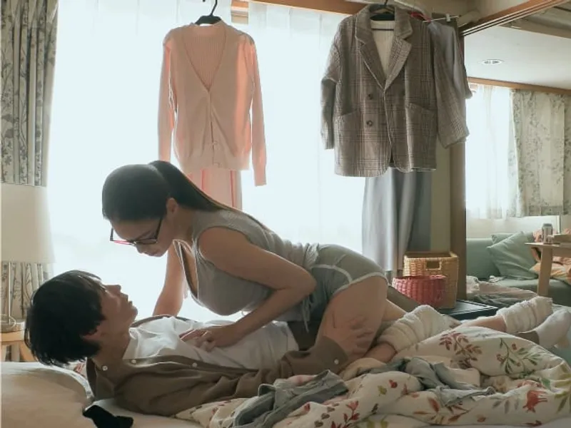 được chị cạnh bên nhà "an ủi" khi cô bạn gái đi ngoại tình