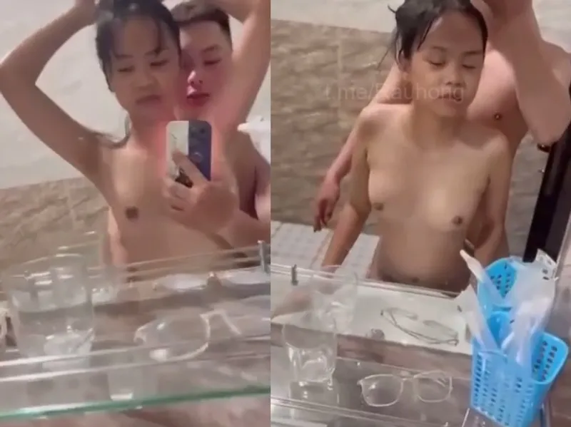Thon gọn em cùng anh bồ nắc trước gương quay kỉ niệm